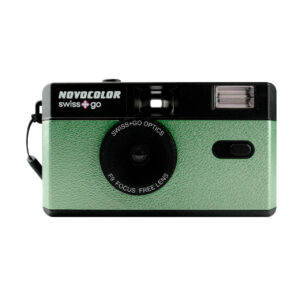 swiss+go - Câmara analógica reutilizável Novocolor 35mm com Flash + caixa e bracelete verdes