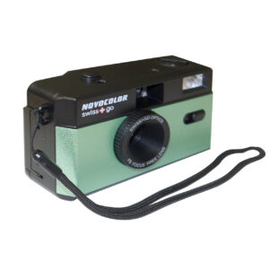 swiss+go - Fotocamera analogica riutilizzabile Novocolor 35mm con Flash + custodia e cinghia blu 23 SWI401602 1 1