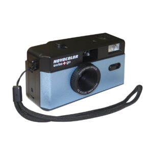 swiss+go - Fotocamera analogica riutilizzabile Novocolor 35mm con Flash + custodia e cinghia blu 25 SWI401602 1 2