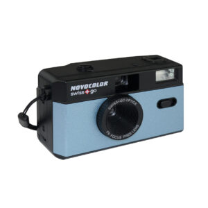 Alternative view of swiss+go - Fotocamera analogica riutilizzabile Novocolor 35mm con Flash + custodia e cinghia blu