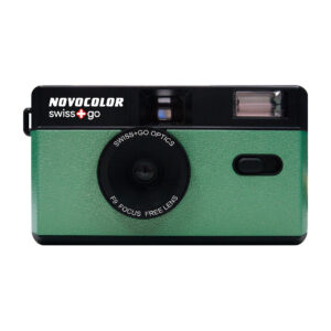 swiss+go - Fotocamera analogica riutilizzabile Novocolor 35mm con Flash + custodia e cinghia blu 19 SWI401602