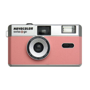 Cámara analógica 35mm Swiss+go Novocolor rosa reusable con flash, funda y correa