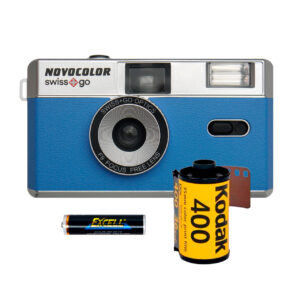 Cámara analógica 35mm Swiss+go Novocolor azul con flash, funda, correa y carrete Kodak