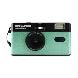 swiss+go - Fotocamera analogica riutilizzabile Novocolor 35mm con Flash + custodia e cinghia blu 24 camara verde